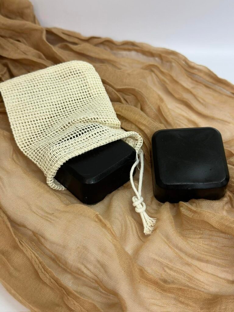 απομακρύνει ρύπους & μαύρα στίγματα, με καταπραϋντικό έλαιο χαμομηλιού. 100% φυσικό, χειροποίητο, χωρίς πρόσθετα αρώματα.